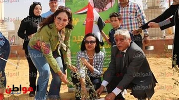 مايا مرسي تغرس شجرة