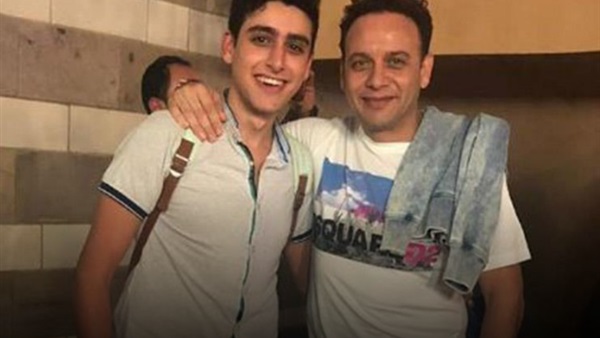 مصطفى قمر بصحبة ابنه