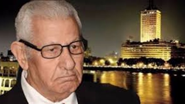 الكاتب الصحفي مكرم