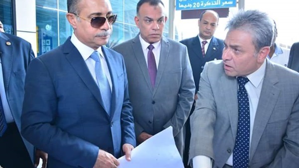وزير الطيران ومنتدى