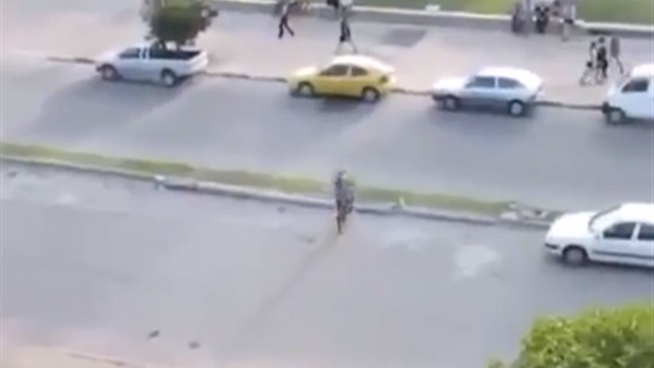 شاب يقود الموتوسيكل