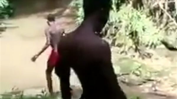 شاب يستعرض مهاراته