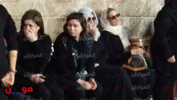 انهيار يسرا في جنازة