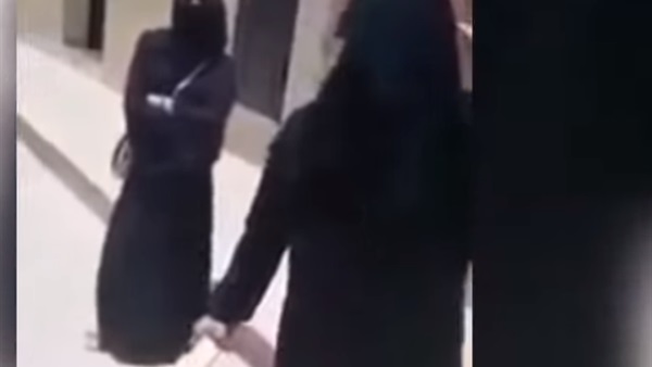 فتاة تكسر يد والدها