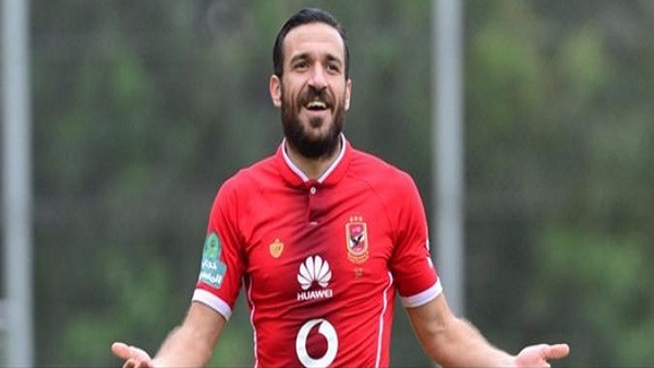 علي معلول لاعب الأهلي