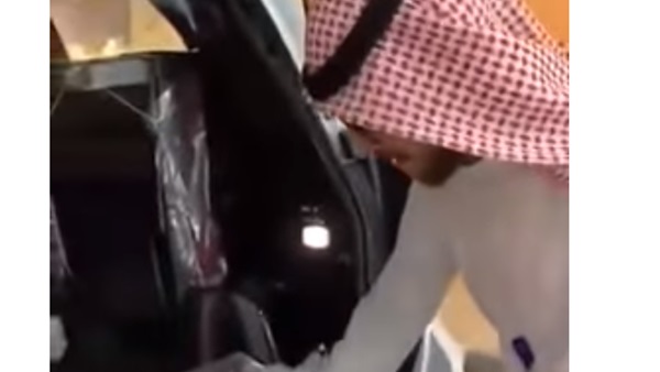 زوجة تهدي زوجها