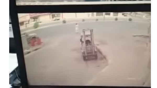 سيارة تدهس رجلا