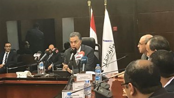 وزير النقل يتعاقد