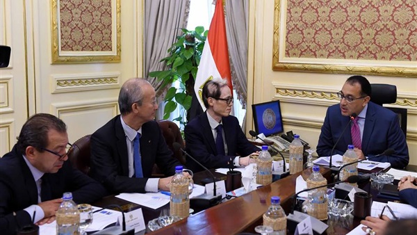 رئيس الوزراء يستعرض