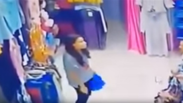 فتاة تسرق محل ملابس
