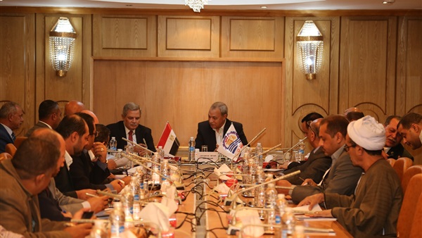 محافظ قنا
