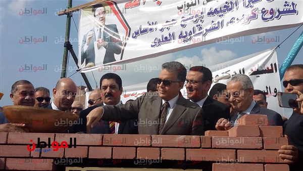 وزير النقل يضع حجر