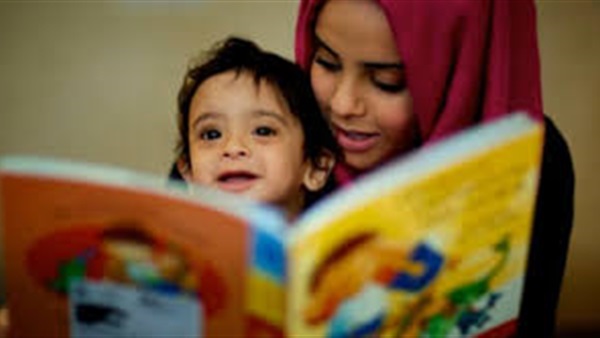 أم تقرأ قصة لطفلها