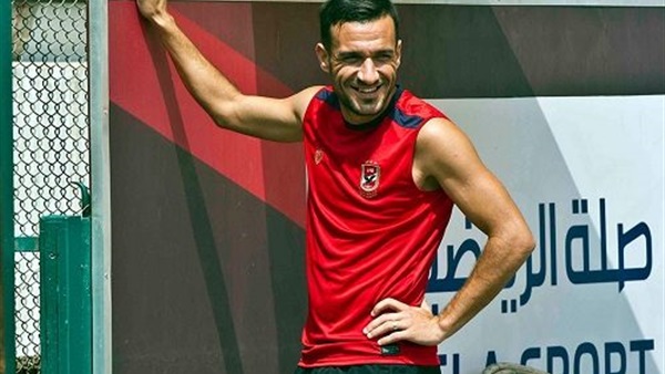 علي معلول لاعب الأهلي