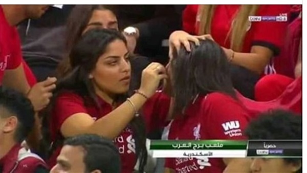 صورة لفتاتين من مباراة