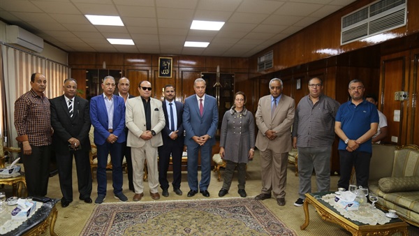 محافظ قنا
