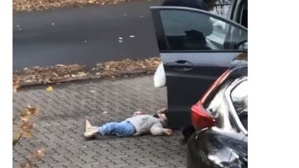 أب يحمل ابنته بطريقة