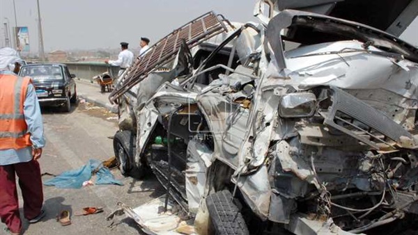 صدام سيارة بسور كوبري