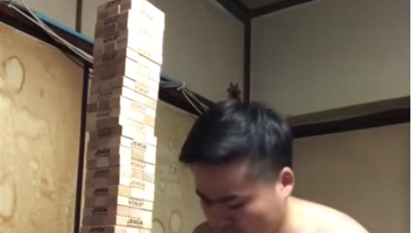 رجل ياباني يزيل المفرش