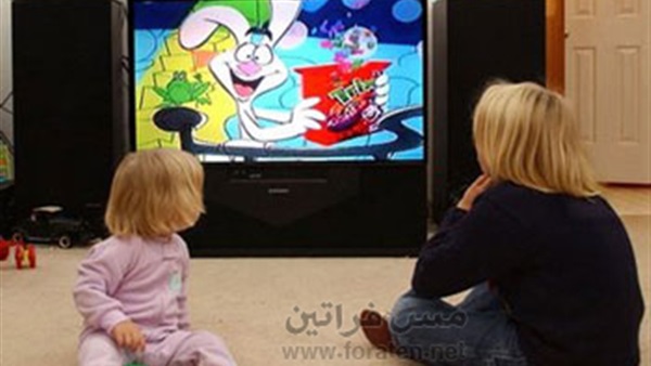 طفل يشاهد الكرتون