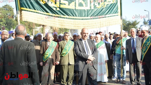 توافد الأهالي على