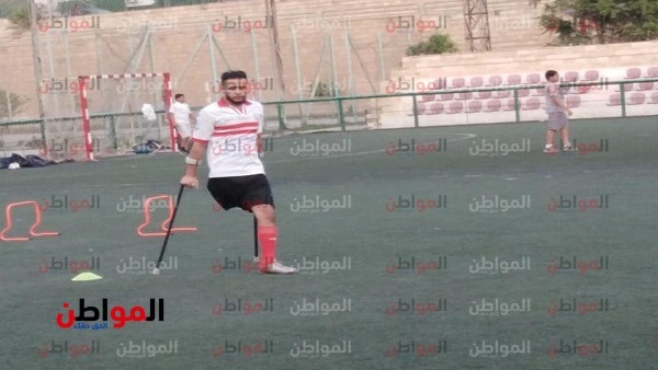 لاعب كرة القدم بالعكاز