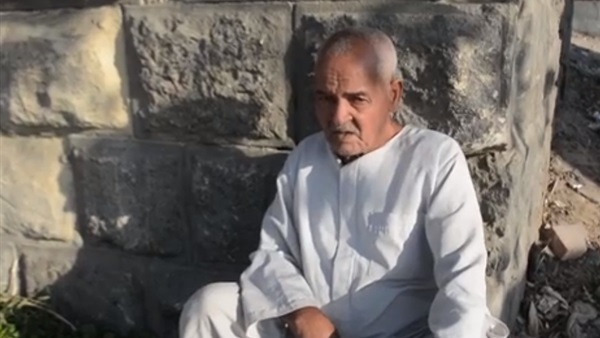 مسن يطالب بحقه في