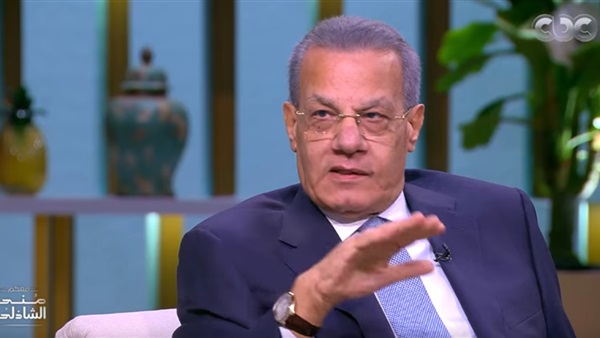 الكاتب الصحفى عادل