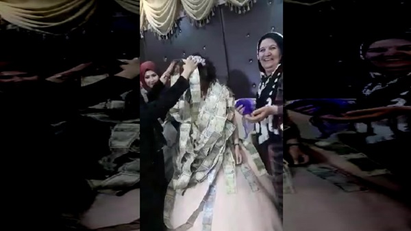 سيدة تنقط عروس في