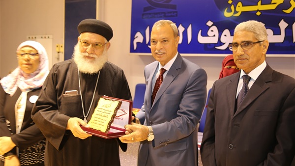 محافظ قنا