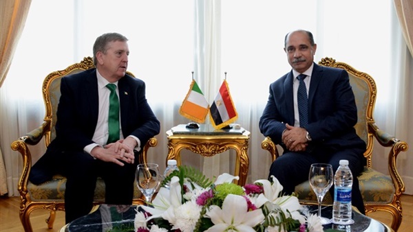 وزير الطيران مع وزير