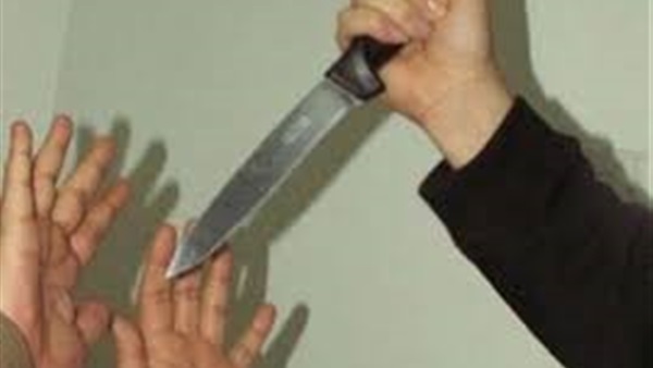 شاب يطعن صديقه