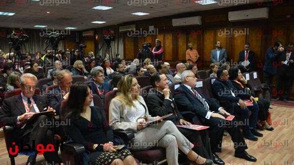 وزير الآثار مع الإيطاليين