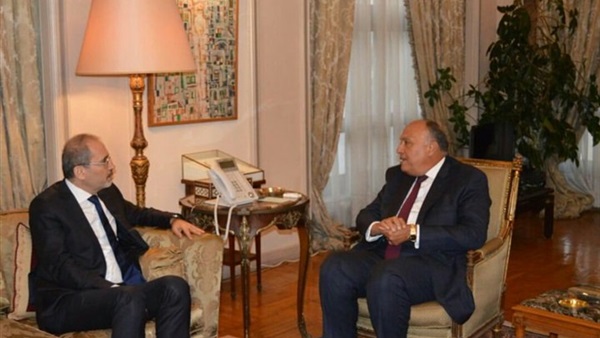 وزير الخارجية يشيد