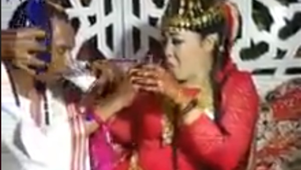 عروس تبصق على زوجها