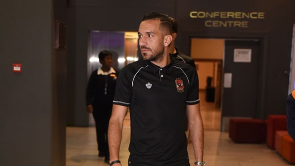علي معلول لاعب الأهلي