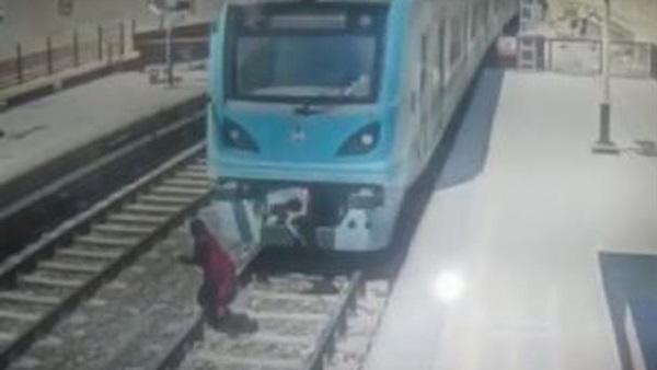 سيدة تلقي بنفسها