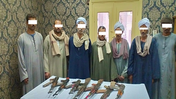 ضبط أطراف عائلتين