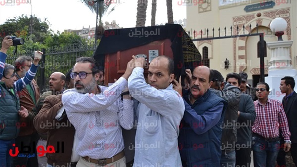 من جنازة الفنان الراحل