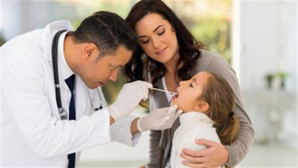 طبيب يكشف على طفلة