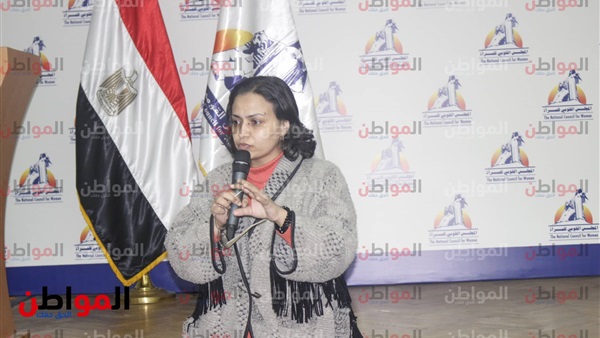 منى عزت