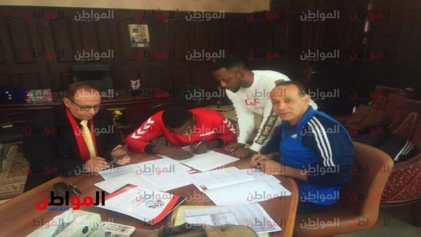 اللاعب أثناء التوقيع
