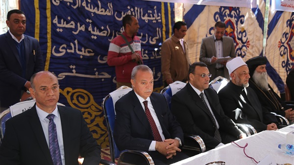 محافظ قنا يتغزل في