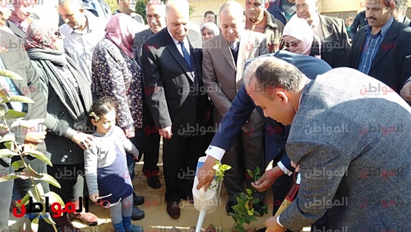 محافظ كفر الشيخ يزرع