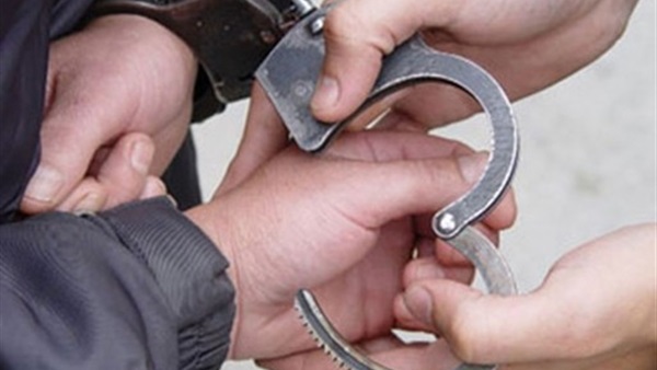 عاطل بتاجر في المواد