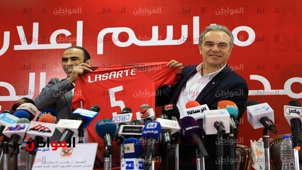 لازراتي يرتيد قميص