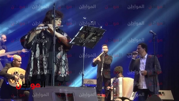 الوزيرة تعزف