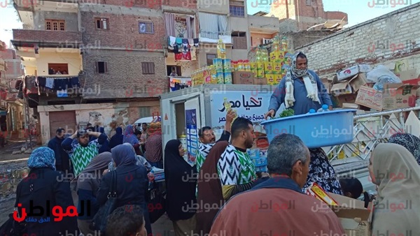 المواطنون يتهافتون
