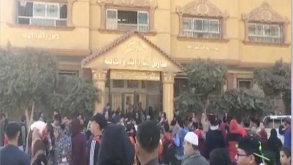 انهيار سور مدرسة