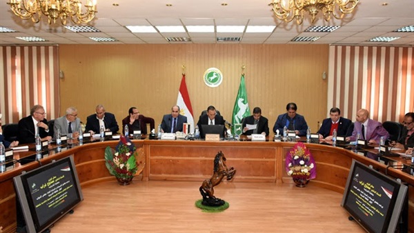 محافظ الشرقية يلتقي